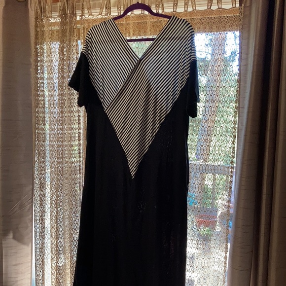 Black and white stripe maxi dress - Picture 3 of 4